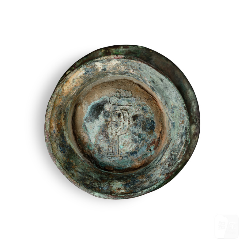 An archaic inscribed bronze ritual wine vessel, zun, Late Shang dynasty | 商晚期 青銅四瓣目紋尊 - 图3